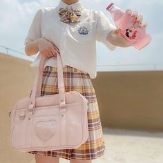 Este bolso de hombro para estudiantes con forma de corazón japonés es el accesorio perfecto para cualquier atuendo escolar. Diseñado con un lindo detalle de corazón en el frente, agrega un toque de encanto a tu look. El espacioso interior proporciona un amplio espacio para tus libros, cuadernos y elementos esenciales diarios, lo que lo hace práctico para los estudiantes. El bolso cuenta con asas duraderas y una correa de hombro ajustable para opciones de transporte versátiles. Ya sea que te dirijas a la escuela, a una sesión de estudio o a una salida informal, este bolso de hombro combina funcionalidad con un estilo adorable. Abraza tu amor por la moda kawaii con este encantador bolso de estudiante.

 Tamaño: 33 x 22 x 10 cm Anime Shoulder, Fashion Teenage School, Everyday Backpack, Light Backpack, Oxford Blue, Black Oxfords, Handbag Organization, Beige Shoes, School Bags For Kids