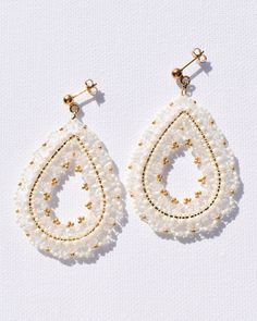 This beautiful pair of cream-white earrings 'Cream White Drop' with gold-colored accents is made from high-quality seed beads (size: 15/0 and 8/0) from the brand Miyuki and white/transparent faceted pearls. The ear stud is made of silver, gold-plated. The earrings are very elegant and therefore ideal for all celebrations. Earrings Seed Beads, Miyuki Bead, White Gold Drop Earrings, Glass Bead Earrings, Earrings Beaded, Ear Stud, Miyuki Beads, Hanging Earrings, White Earrings