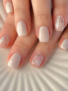 short white nails with snowflake accent Cute Winter Short Nails, Short Gel Winter Nails, Proljetni Nokti, Short Nails Art Winter, Simple Short Christmas Nail Designs, Christmas Gel Nails Designs Short, Dublin Nails, Short Snowflake Nails, White Nails Christmas Design