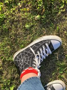 Spider Man Converse Diy, Spiderman Clothes Aesthetic, Spiderman Shoes Converse, Spiderweb Converse, Converse Diy Ideas, Converse Designs Diy, Spider Man Converse, Converse Decorated