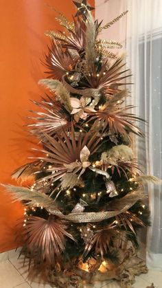 Pampas Grass And Palm Leaves, Christmas Tree Inspiration Rustic, Tropical Christmas Decorations, Tropical Christmas Trees, Rose Gold Christmas Tree, Christmas Palm Tree, Boho Chique, Rose Gold Christmas