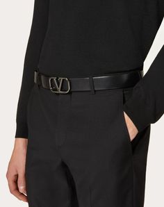 Valentino Garavani VLogo Signature belt in calfskin leather. - Ruthenium-finish hardware - VLogo Signature buckle - Dimensions: W30 mm / 1.2 in. - Made in Italy Valentino Belt, Belt For Men, Men Belt, Valentino Men, Italian Fashion Designers, Buckle Belt, Mens Belts, Valentino Garavani, Leather Belt