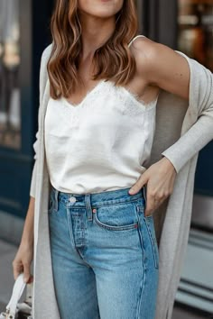 White Sneakers Outfit, Jeans Levis, Lace Camisole, Cardigan Outfits, Lace Cami, Light Wash Jeans, Casual Summer Outfits, Outfits Casuales, Easy Wear