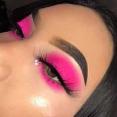 Pink Neon Makeup Looks, Hot Pink Eyeshadow Looks Simple, Bright Pink Eyeshadow Looks, Neon Pink Eye Makeup, Neon Pink Makeup Looks Black Women, Bright Pink Makeup Looks Eyeshadows, Bright Pink Eyeshadow, Pink Eyeshadow Looks, Eye Makeup Looks