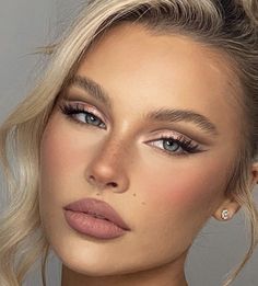 Prom Mackup Look, Dramatic Eye Makeup For Green Eyes, Classy Makeup Blue Eyes, Birthday Makeup Looks Natural Smokey Eye, Make Up For A Wedding Guest Makeup, Hoco Court Makeup, Semiprom Makeup, Winter Ball Makeup Ideas, Sultry Bridesmaid Makeup