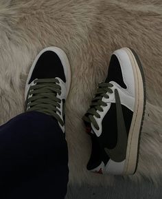 Winter Nike Shoes, Sneakers Dunks, Travis Scott Shoes, Jdm Racing, Nike Streetwear, Nostalgia Aesthetic, Trendy Boy Outfits, Shoes Heels Classy