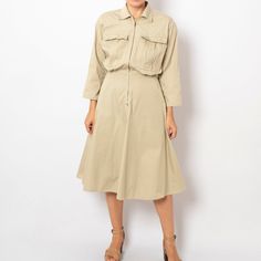 Vintage BETTY BARCLAY beige safari style long sleeve shirt dress.  Side zippers, pockets. Size: S/M; Measurements lying flat: Shoulder: 16.9"/ 43 cm Bust: 41.7"/ 106 cm Waist: 28.3"/  72 cm Hips: 45.2"/  115 cm Length: 45.6" / 116 cm  Sleeve lenght: 19.6" / 50 cm Material -  100% cotton. Model is 170 cm or 5.5 feet tall, wears size available. PERFECT DRESS FOR YOUR SUMMER HOLIDAYS. Safari Dress, Beige Long Sleeve, Cotton Shirt Dress, Cotton Dress Summer, 80s Dress, Safari Style, Dress Cotton, Dress Zipper, Long Sleeve Midi