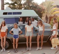 1970s Outfits, Vintage Beach Photos, Girl Gang Aesthetic, Cher Horowitz, Fashion 70s, Summer Party Outfit, 70s Aesthetic, Cindy Crawford