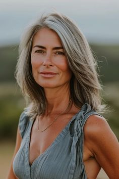 These 25 Hairstyles Will Make You Look 10 Years Younger Long Hair Over 60 Aging Gracefully, 40 Hairstyles, Mens Haircuts Straight Hair, Haircut Straight Hair, Grey Hair Over 50, Best Hairstyles For Women, Framing Highlights, Bob Hair Color, Haircut Straight