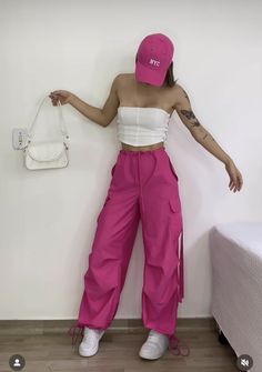 Pink Urban Outfit, Pink Friday Tour Outfits, Pink Cargo Outfit, Concert Outfit Ideas Pink, Cargo Pants Pink, Pink Cargo Pants Outfits Winter, Pink Sporty Outfits, Pink Parachute Pants Outfit, Pantalon Rosa Outfit