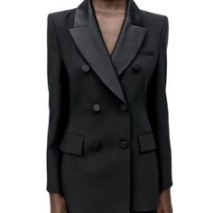 Blazer With A Lapel Collar In Matching Satin Fabric. Featuring Long Sleeves With Shoulder Pads, Front Flap Pockets And Front Double-Breasted Fastening With Matching Covered Buttons. Women Pants Suits, Flowy Fashion, Girls Blazers, Cut Blazer, Dress Mid Length, Lapel Blazer, Pantsuits For Women, Blazer Set, Business Dress