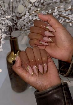 Almond Shape French Tip Chrome, Stilettos Acrylic Nails, Gold Accent Almond Nails, Gold Chrome Stiletto Nails, Almond Nail Shape Designs, Almond Gold Nails Designs, Gold Chrome Design Nails, Almond Shaped Nails Black Women, Chrome Nail Ideas Art Designs