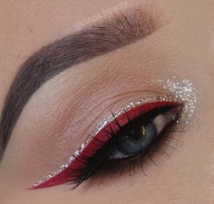 Colored Eyeliner Looks, Teknik Makeup, Xmas Makeup, Halloweenský Makeup, Christmas Eye Makeup, Red Eye Makeup, Christmas Makeup Look, Cute Eye Makeup, Eye Makeup Pictures