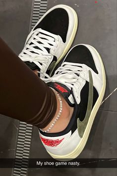 Pretty Sneakers, Girl Sneakers, Going Out Outfit, Trendy Shoes Sneakers, Dr Shoes, Pretty Shoes Sneakers, Kicks Shoes, Streetwear Shoes, Shoes Sneakers Jordans