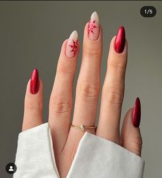 Unghie rosse, semplici, natalizie, a mandorla, corte Christmas Nail Art 2024, Red Snowflake Nails Acrylic, Red Nails With Snowflakes, Oval Nails Christmas, Xmas Nails Almond, Aesthetic Nails Christmas, Noel Nail Art, Classy Christmas Nails Acrylic, Almond Nails Christmas Designs