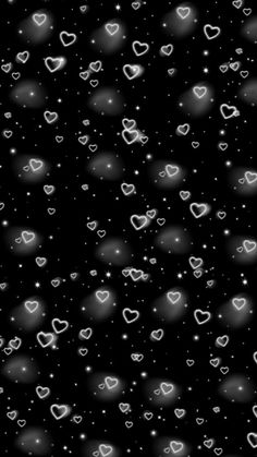 black and white hearts wallpaper with sparkles in the dark night sky, as well as stars