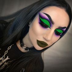 Green Contour Witch Makeup, Witch Makeup Green Contour, Green Wicked Eye Makeup, Green Goth Makeup Looks, Green Gothic Eye Makeup, Demon Makeup, Disney Princess Makeup, Vibrant Makeup, Funky Makeup