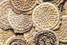 many cookies are arranged together on the table