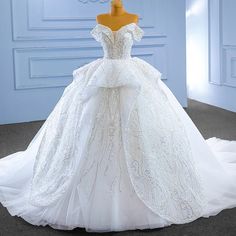 Luxury Off-Shoulder Sweetheart Pearl Ball Gown Wedding Dress Pearl Ball Gown, Pearls Wedding Dress, White Tulle Wedding Dress, Pearl Wedding Dress, Pearls Wedding, Bridal Elegance, White Tulle, Stunning Gowns, Bride Look