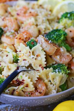 pasta with shrimp, broccoli and lemon wedges