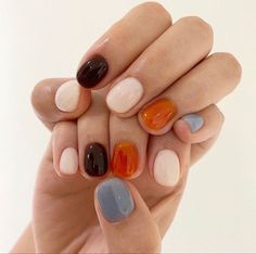 Nails Inspiration Fall 2023, 4 Color Nails, Witchy Nail Colors, Fall Inspired Gel Nails, Random Color Nails, Short Painted Nails Aesthetic, Two Tone Nail Designs Color Combos, Neutral Multicolor Nails, Short Nails Art Fall