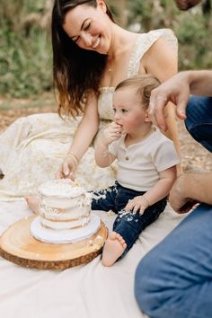 This beautiful, joyous session was full of magical moments of this sweet baby boy's first birthday smash cake! From the laughter and giggles as he digs into his sweet treat to the loving family moments they will cherish forever. Capture all of the amazing seasons of parenthood from pregnancy, to newborn, to first birthdays - I am here to support you and your families needs. 🌞👨‍👩‍👧‍👦 First Birthday Photos Outdoor, One Year Old Pictures Boy, Outdoor Smash Cake Photoshoot, First Birthday Photo Shoot Ideas Outdoor, First Birthday Family Photoshoot, Cake Smash Outdoor, Outdoor Cake Smash, Cake Smash Boy, 1st Year Cake