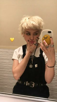 Short Hair Styles Boyish, Pixie Boyish Haircut, Kailee Morgue Short Hair, Tomboy Haircut Round Face, Pixie Aesthetic, Short Bleached Hair, Hear Style, Pixie Cut With Bangs