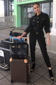 Olivia Culpo Style, Airport Travel Outfits, Fly Travel, Outfit Airport, Travel Airport, Comfy Travel, Airport Outfits, Velvet Ankle Boots, Airport Travel