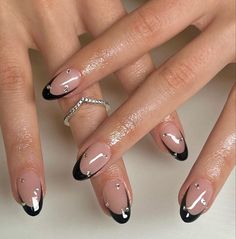 Short Oval Nails, Nails Minimalist, Unghie Sfumate, Kutek Disney, Minimalist Nail, Almond Nails Designs, Round Nails, Gem Nails