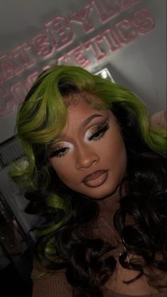 Pop Of Green Makeup Looks, Green Birthday Makeup For Black Women, Green Makeup Eyeliner, Lime Green Makeup Looks Black Women, Emerald Green And Gold Makeup Looks Black Women, Colorful Glitter Makeup, Green Birthday Makeup, Eyeshadow Looks Glam, Makeup Looks For Birthday