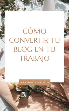 the words como convertir tu blog en tu trabao on top of flowers