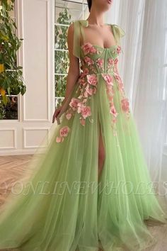 Babyonlinewholesale propose Robe de soirée de bal en tulle à bretelles délicates avec embellissement floral 3D au prix le plus bas de Comme Sur L'image,marine foncé,vert herbe,orange,lilas,vert jade,rose,bleu océan,noir,rouge,or,bordeaux,bleu,vert trèfle,fuchsia,bleu encre,violet,chocolat,bleu foncé,aubergine,jonquille,rose bonbon,bleu ciel,incarnadin,champagne,ivoire,lavande,argent,rose perle,brun,blanc,bleu royal,vert menthe,rose poudré,jaune,tulle à Aligne au sol eux. Superbe mais abordable s Teuta Matoshi, Green Tulle, Cheap Evening Dresses, Long Prom Gowns, Green Gown, Prom Dresses Sleeveless, Floral Gown, Green Prom Dress, Pink Prom Dresses