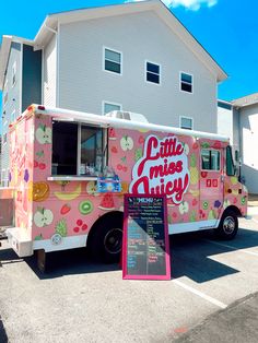 Pink smoothie foodtruck Sweet Food Truck Ideas, Dessert Food Truck Design, Summer Food Truck Ideas, Food Truck Drink Ideas, Food Truck Drinks, Drink Food Truck, Girly Food Truck