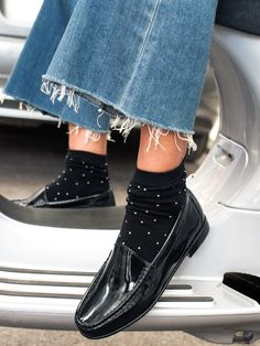 How to Wear the Exposed-Sock Trend This Fall via @WhoWhatWear Socks With Mules Outfit, Loafers With Socks Outfit, Loafer Outfits, Bold Socks, Mules Outfit, Loafers With Socks, Outfits Unique