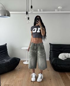 Tomboy Femme Outfits Summer, 90s Streetwear Aesthetic, 90s Streetwear Fashion, Summer Casual Outfits, Jorts Outfit, Flirty Summer Dresses, Streetwear Outfit Ideas, Iconic 90s, Shorts Outfits Women