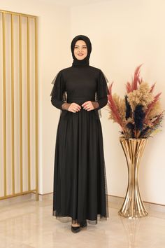 Our dress is made of tulle fabric and its length is 150 cm. It can be used comfortably in all seasons. Dress Islamic, Nikah Dress, Black Hijab, Gown Elegant, Islamic Dress, Evening Gowns Elegant, Islamic Clothing, Elegant Party, Tulle Fabric