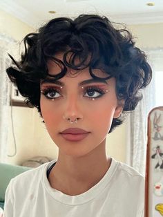 Creative Eye Makeup Hooded Eyes, Makeup Café, Rave Makeup, Makeup Eye Looks, Creative Makeup Looks, Curly Hair Cuts, Short Curly Hair, Pretty Makeup