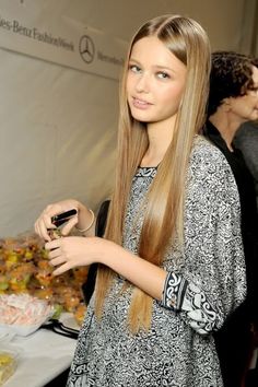 Kristina Romanova, 70s Hair, Straight Hair Extensions, Glamorous Hair, Peinados Recogidos, Dark Blonde Hair, Sleek Hairstyles, Long Straight Hair, Good Hair Day