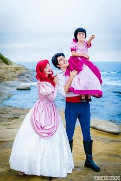 Little mermaid family cosplay Family Costumes For 3, Cosplay Disney, Halloween Parejas, Family Cosplay, Princess Cosplay, Disney Cosplay, Fantasias Halloween, Cosplay Characters, Family Costumes