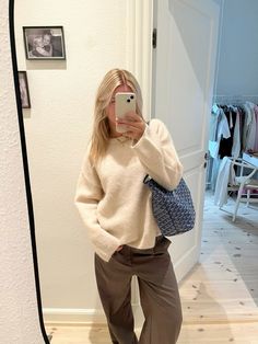 Outfit Inspo Lazy, Cozy Outfit Lazy Days, Outfit Ideas For School Casual, Outfits Lazy Days, Fall Vibes Cozy, Lazy Fashion, Purse Mirror, Outfits Lazy, Pants Cream