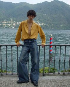 70s Bell Bottoms Men, Brown Jeans Outfit, 70s Outfits Ideas, Drake Fashion, Aesthetic Male Outfits, Genderqueer Fashion