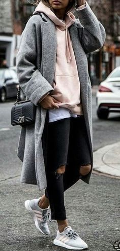 Street style outfits! #autumn #London #ideas #2018 Gray Coat, Street Style Fall Outfits, Black Ripped Jeans, Double Denim, Mode Casual, Trendy Street Style, Looks Street Style, Autumn Street Style, Winter Trends