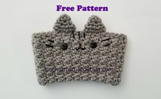 a crocheted gray purse with two cats on it and the text free pattern