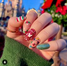 Disney World Nails Christmas, Disney Nails Birthday, Short Disney Christmas Nails, Mickey Christmas Nails Design, Christmas Disney Nails Acrylic, Christmas Disney Nail Designs, Harry Potter Christmas Nails