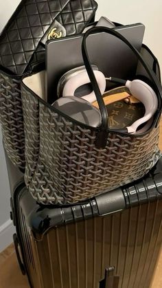 Travel Goodie Bags, Beis Luggage, Rimowa Luggage, Designer Travel Bags, 2025 Aesthetic, Goyard Tote, Aesthetic Objects, Inside My Bag, Luxury Lifestyle Women