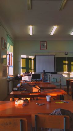 an empty classroom with many desks and chairs