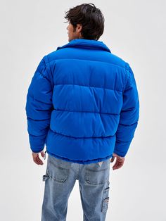 For those brisk and windy days. Puffer jacket featuring an allover quilted fabrication, detachable sleeves, stand collar, dual front pockets and logo. Puffer Jacket Guess, Puffer Guess, Mens Puffer Jacket, Detachable Sleeves, Windy Day, Puffer Jacket, Stand Collar, Style Icons, Puffer