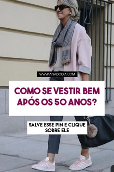 Todos os dias muitas tendências surgem no mercado. Mas há quem pensa que elas são feitas apenas para as gerações mais jovens. Quantas vezes a gente já não ouviu "sou velha demais para usar isso"? Não existe idade para investir no seu estilo, mas algumas dicas podem te ajudar a se vestir sempre bem! Os cinco pior erros de moda Peças coringas que vão multiplicar o seu guarda-roupas Utilize ao menos uma peça clássica: Abuse de estampas e tecido, mas se atenha a ao menos uma peça clássica! Meg Ryan Short Hair, Moda Over 50, Shaggy Short Hair, Look Casual Chic, Casual Chic Outfits, Summer Outfits For Moms, Richard Gere, Short Wavy Hair, Over 50 Womens Fashion