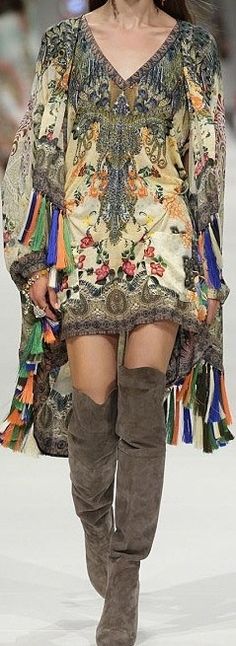 Tassel kimono : suede boots Modern Hippie Style, Hippie Chic Fashion, Bohemian Glam, Modern Hippie, Party Kleidung