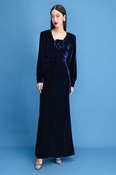 Effortlessly elevate your wardrobe with the dress. The luxurious velvet fabric creates a sophisticated and exclusive look, perfect for any occasion. The sheath silhouette and long sleeves add a touch of elegance, making you feel confident and stylish. Grey Velvet Dress, Velvet Dresses Outfit, Velvet Dress Maxi, Big Sleeves, Blue Velvet Dress, Mean Blvd, Velvet Maxi Dress, Velvet Maxi, Casual Clothes